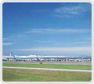 新千歳空港ロジスティクスセンターは、新千歳空港に隣接した千歳市工業団地内にあり、生産・流通・物流・倉庫のインフラゾーンに特化した工業用地です。輸送時間の短縮化、物流リスクの分散化、エネルギーの低コスト化を実現。「空港」「港湾」「高速道路」が集中する北海道の好エリアに立地し、中国、韓国、台湾、香港、タイ、シンガポールを見据えたビジネス展開、グローバル展開が可能です。交通アクセス、産業インフラ、豊富な人材、自然環境など優れた立地環境や初期投資軽減制度などで「北海道における最良の工業適地」に評価されています。